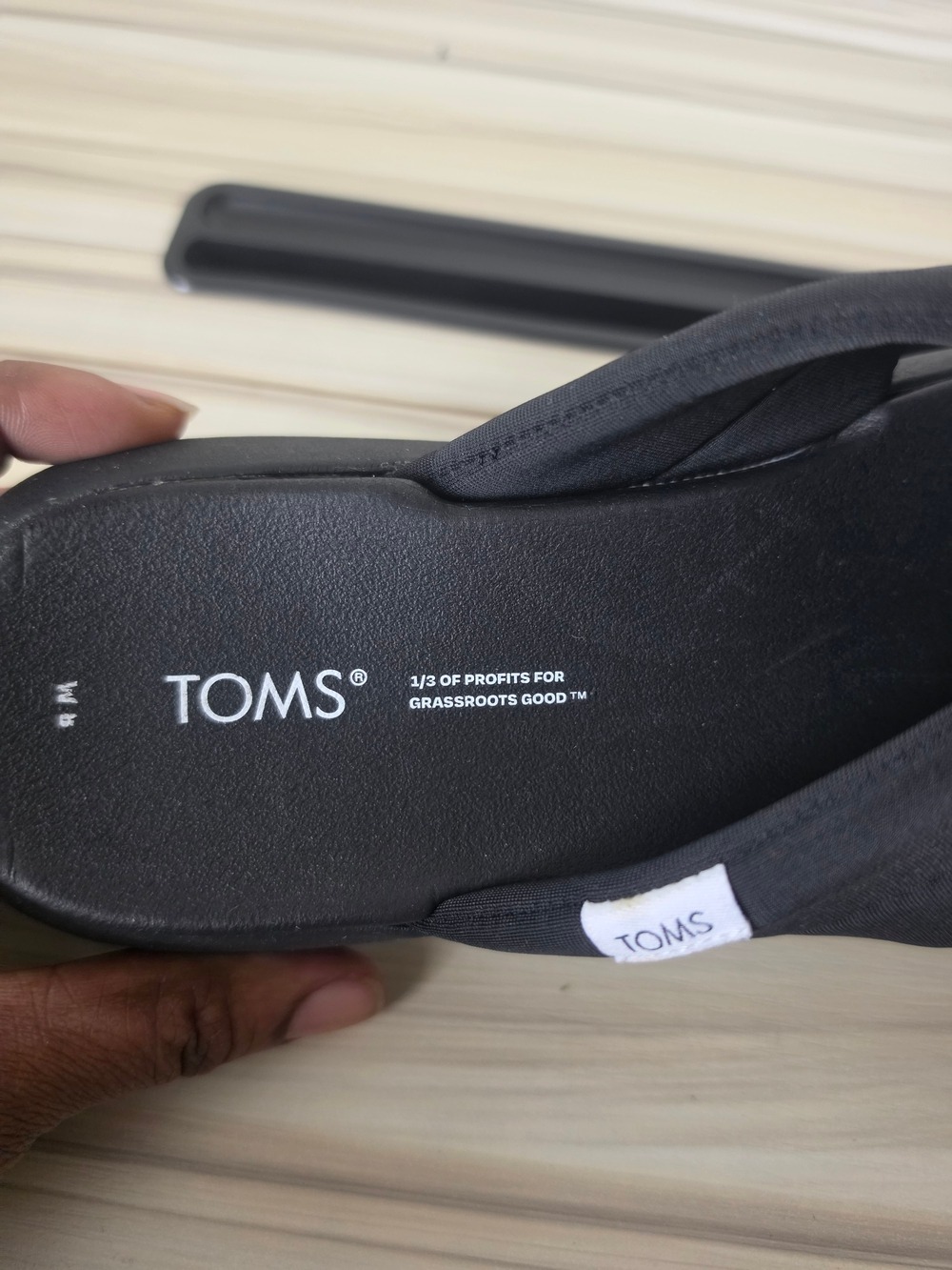 Toms Black Crossed-Strap Slide Sandals Size 8 - Picture 8 of 9